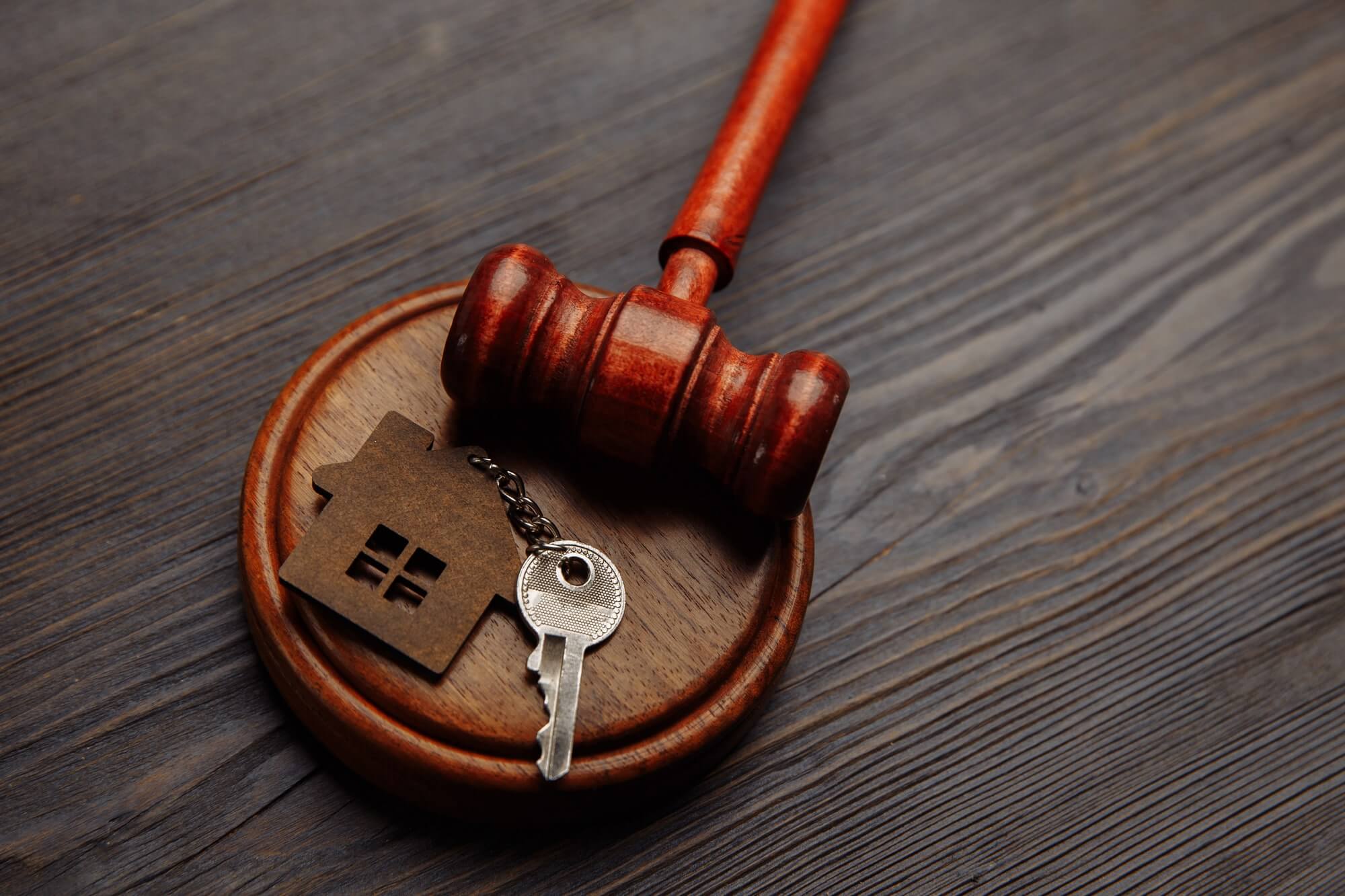 HOA Lawyer Fort Lauderdale, FL-4 - gavel on table with house key and wooden house shaped key chain